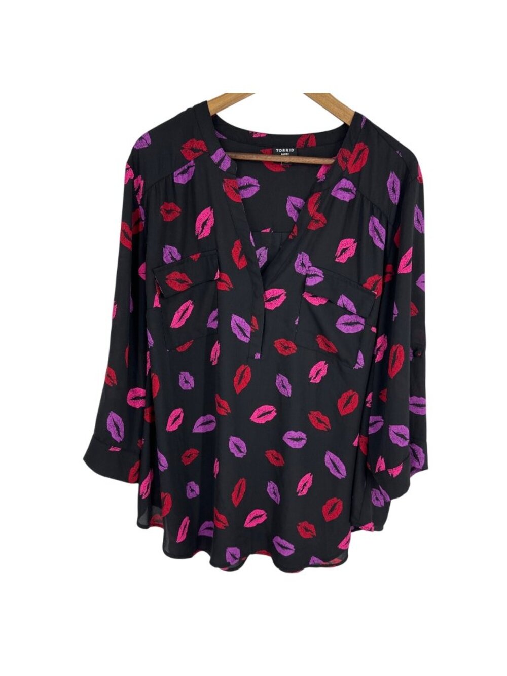 Torrid Harper Georgette 3/4 Sleeve 1/2 Button Lipstick Print Blouse Size 3X